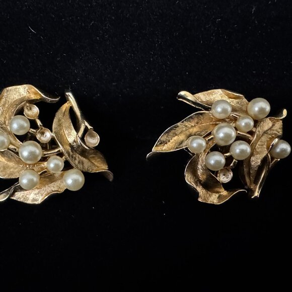 Vintage Crown Trifari Brushed Gold Tone Floral Brooch & Earrings Faux  Pearls - Picture 8 of 14